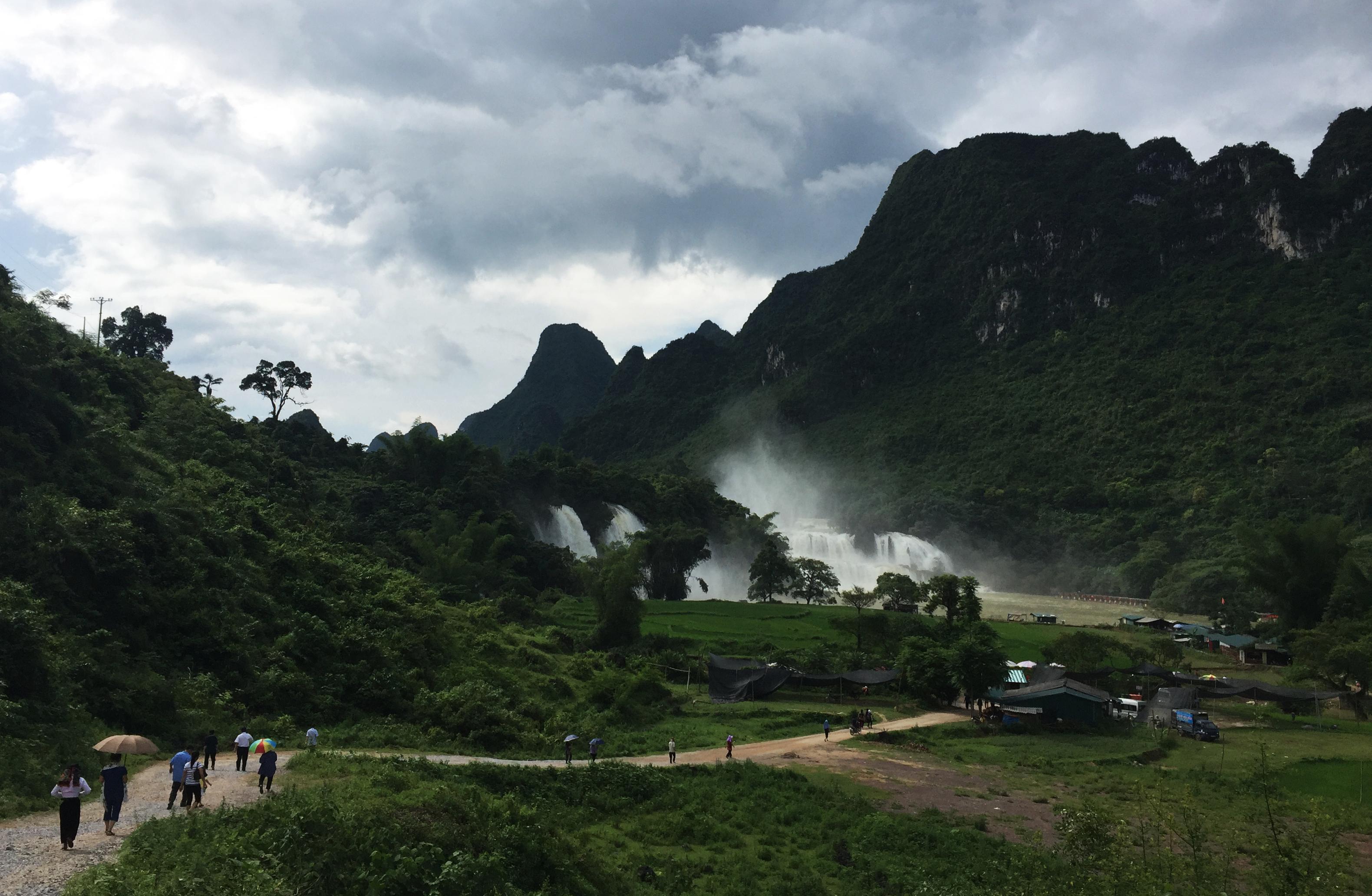 Hùng vĩ thác Bản Giốc