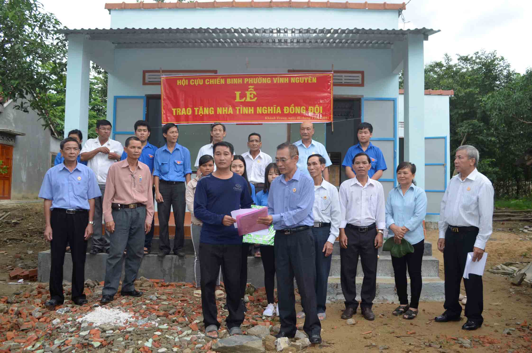 Bàn giao nhà tình nghĩa cho cựu chiến binh huyện Khánh Vĩnh
