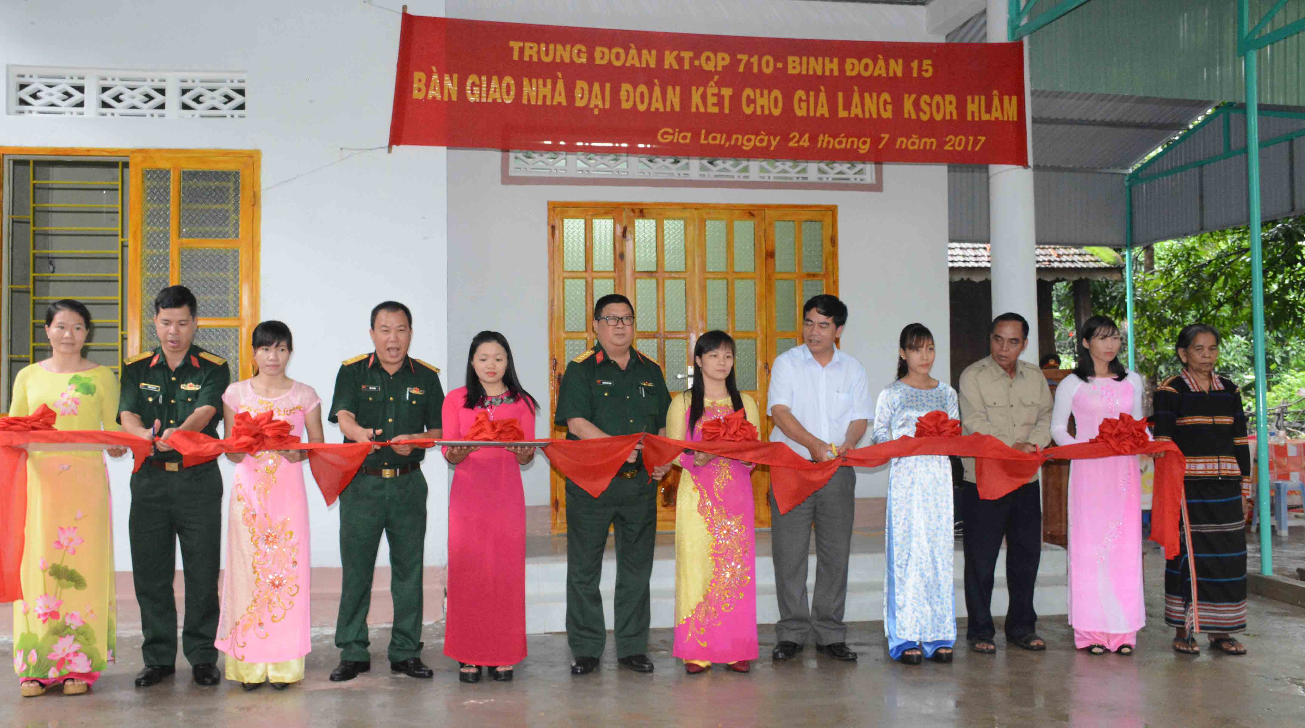 Tặng nhà đại đoàn kết, khám bệnh, cấp thuốc cho bà con ở vùng biên giới Gia Lai
