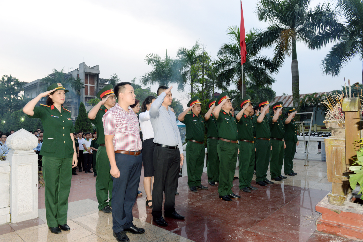 Dâng hương tưởng niệm các anh hùng liệt sĩ tại Nghĩa trang liệt sĩ Ngọc Hồi