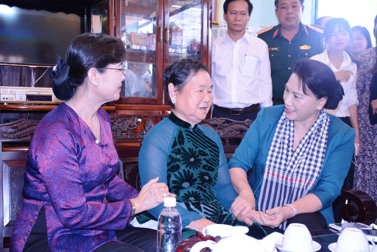 Chủ tịch Quốc hội thăm, tặng quà gia đình chính sách tại huyện Củ Chi, TP Hồ Chí Minh

