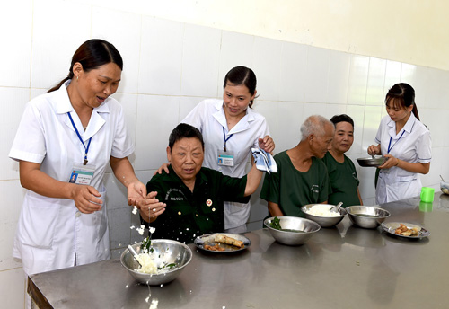 Trong bữa ăn, dù luôn dỗ dành từng thìa cơm, nhưng cũng không ít lần, những “cô tấm” bị hất đổ bát cơm như thế này.