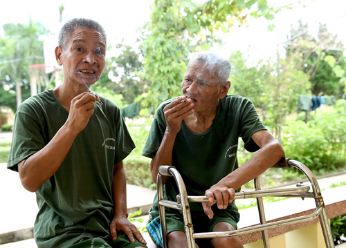 Kể cả khi bệnh nặng, mất trí nhớ, nhưng tình đồng đội vẫn không thể phai mờ.