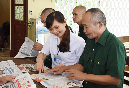 Ngày nào “Phát thanh viên”, điều dưỡng viên Bùi Thị Phượng cũng dành thời gian đọc báo, thông tin thời sự cho các thương, bệnh binh nghe.
