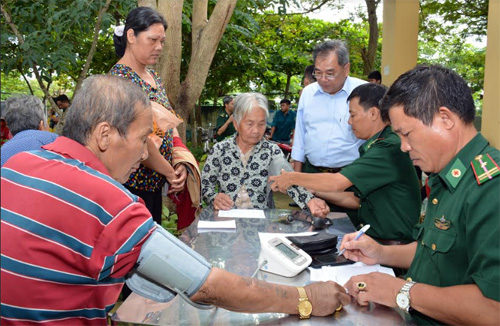 Bộ đội Biên phòng TP Hồ Chí Minh khám bệnh, cấp thuốc, tặng quà gia đình chính sách