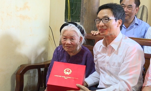 
Phó Thủ tướng Vũ Đức Đam thăm, tặng quà người có công với cách mạng tỉnh Hưng Yên