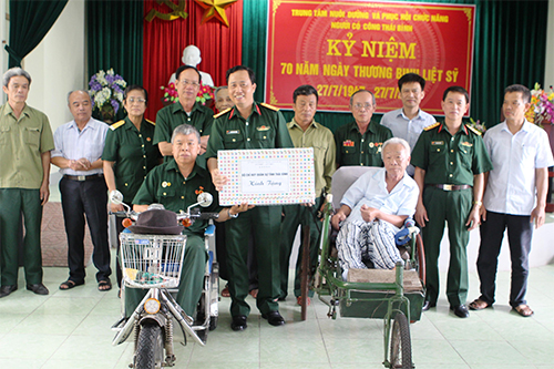 Tri ân trên quê lúa      