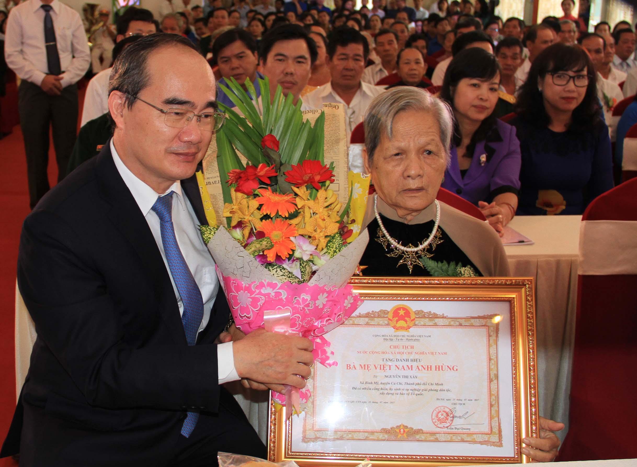 Cả nước chăm lo người có công
