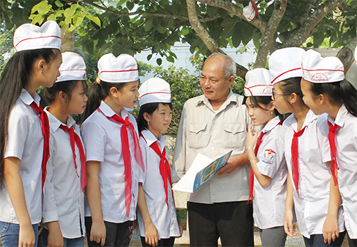 Thầy giáo thương binh “trồng người” bằng tay trái