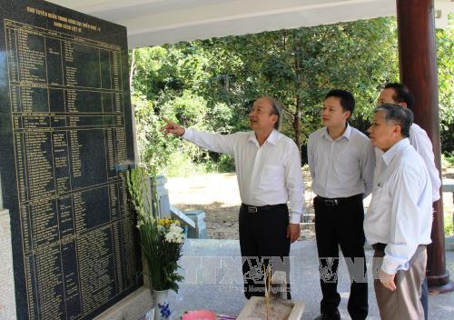 Thắp hương tưởng niệm các Anh hùng liệt sĩ tại Bia truyền thống Ban Tuyên huấn Trung ương Cục miền Nam 
