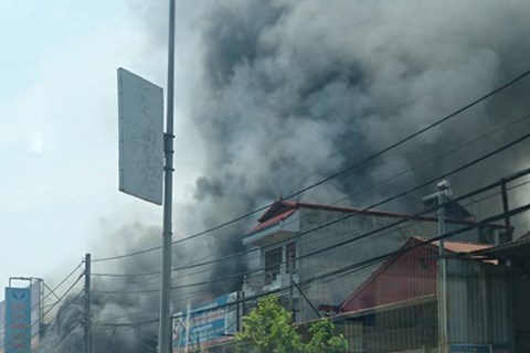 Hà Nội: Cháy lớn tại xưởng bánh kẹo, 8 người tử vong