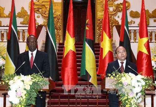 Thủ tướng Nguyễn Xuân Phúc đón, hội đàm với Thủ tướng Mozambique 