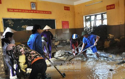 Quân dân chung sức khắc phục hậu quả mưa lũ