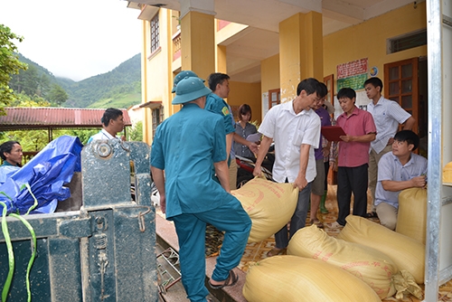 Hội Chữ thập đỏ tỉnh Yên Bái nhanh chóng cấp gạo, nhu yếu phẩm cho người dân bị thiệt hại do lũ.