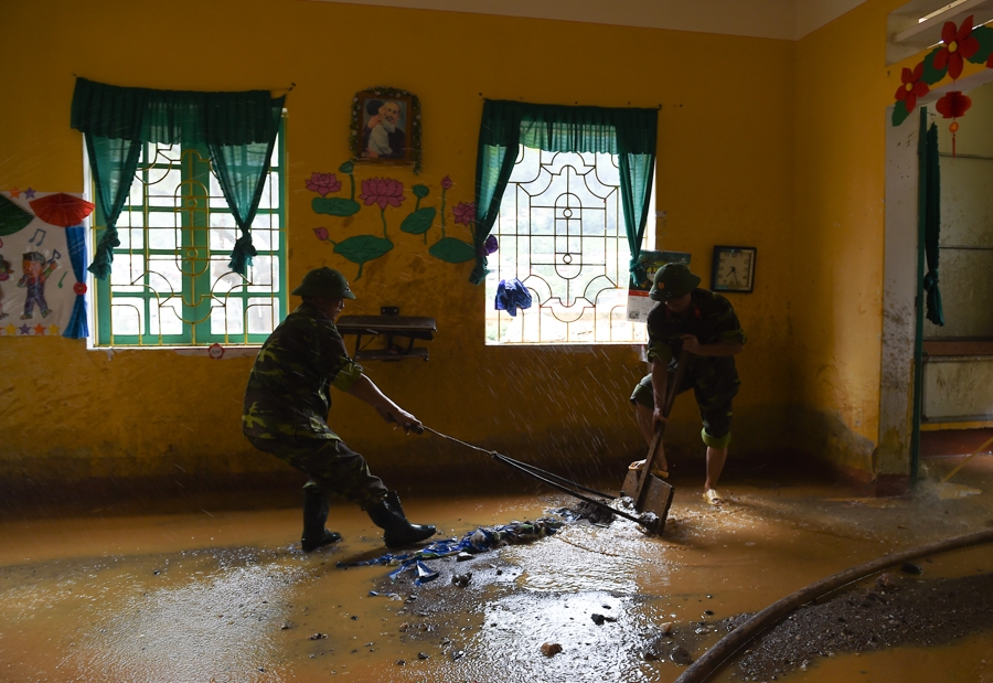 Các lực lượng khác thuộc Ban CHQS huyện Mù Cang Chải và Bộ CHQS tỉnh Yên Bái vừa tham gia tìm kiếm, các nạn nhân, vừa hỗ trợ nhân dân dọn dẹp sau lũ.