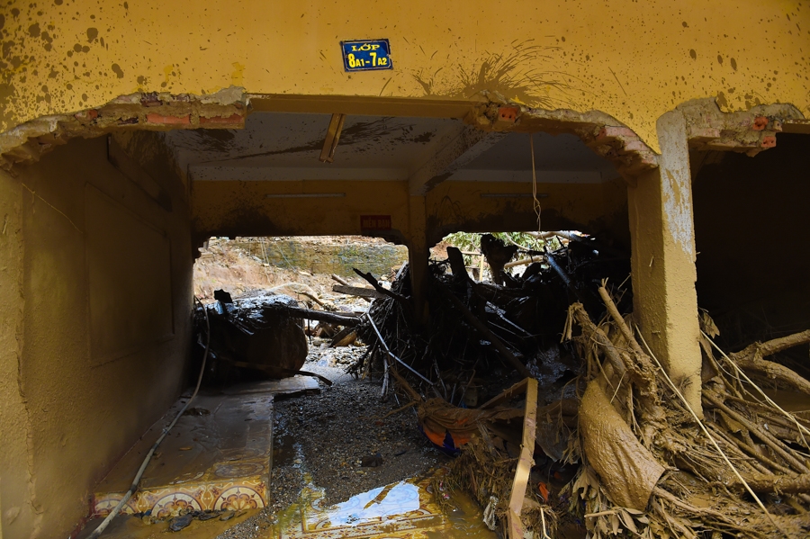 Những công trình kiên cố cũng không chống chọi nổi sức mạnh của dòng nước lũ.