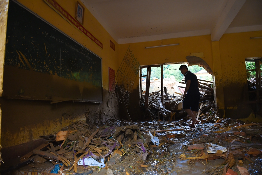 Quang cảnh hoang tàn tại Trường THCS Võ Thị Sáu do sau khi nước lũ rút đi.