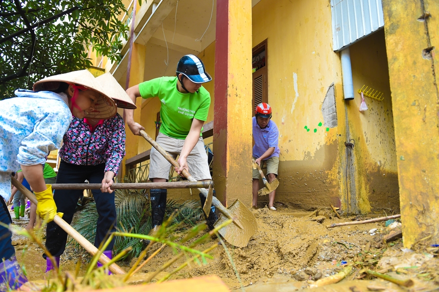 Công tác dọn dẹp được tiến hành khẩn trương với sự vào cuộc của người dân địa phương.