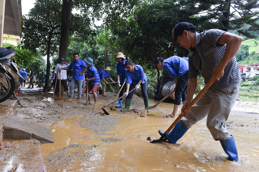 Nước lũ và đất đá chặn đường giao thông, toàn bộ công việc khắc phục hậu quả và dọn dẹp đều phải làm bằng tay.
