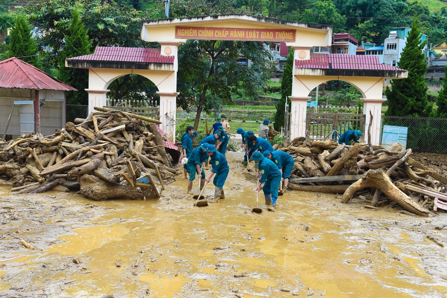 Dọn dẹp bùn đất và rác.