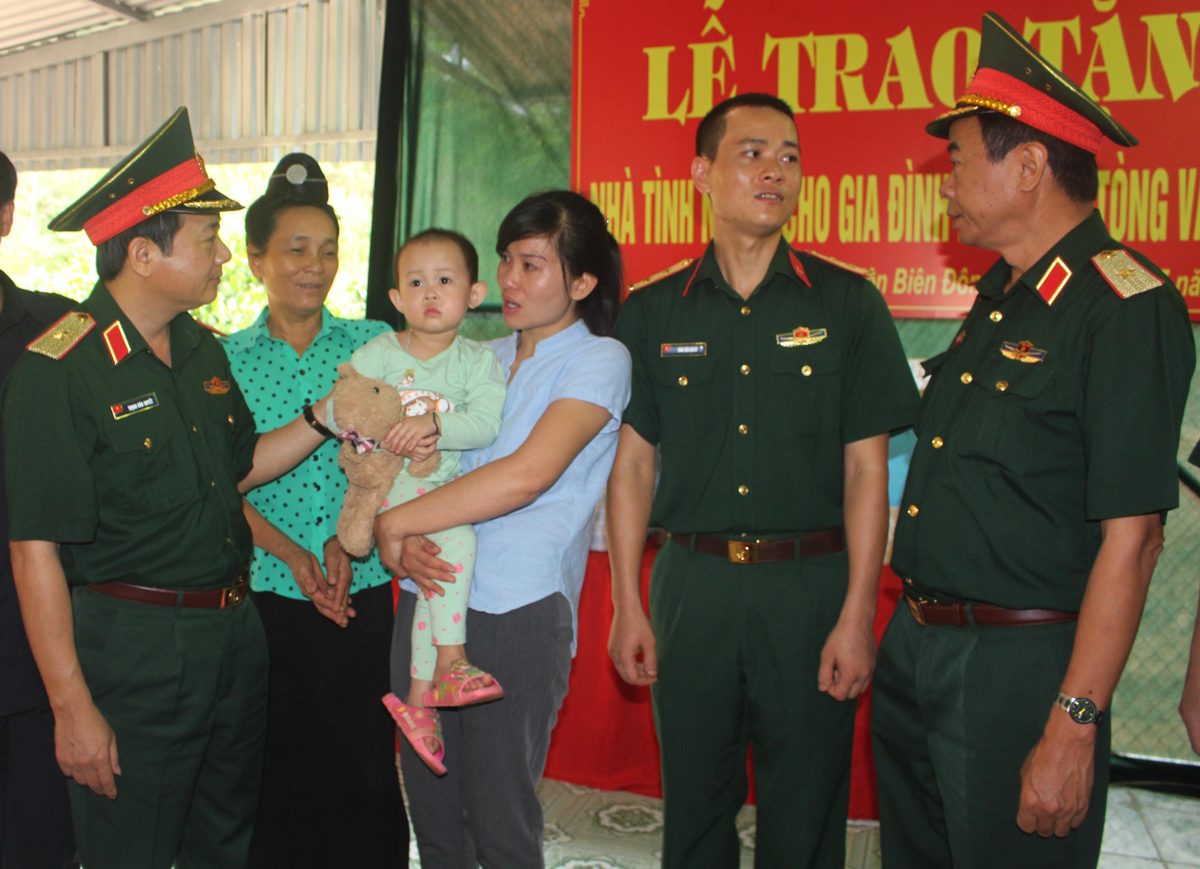 Giúp đỡ, sẻ chia trong khó khăn
