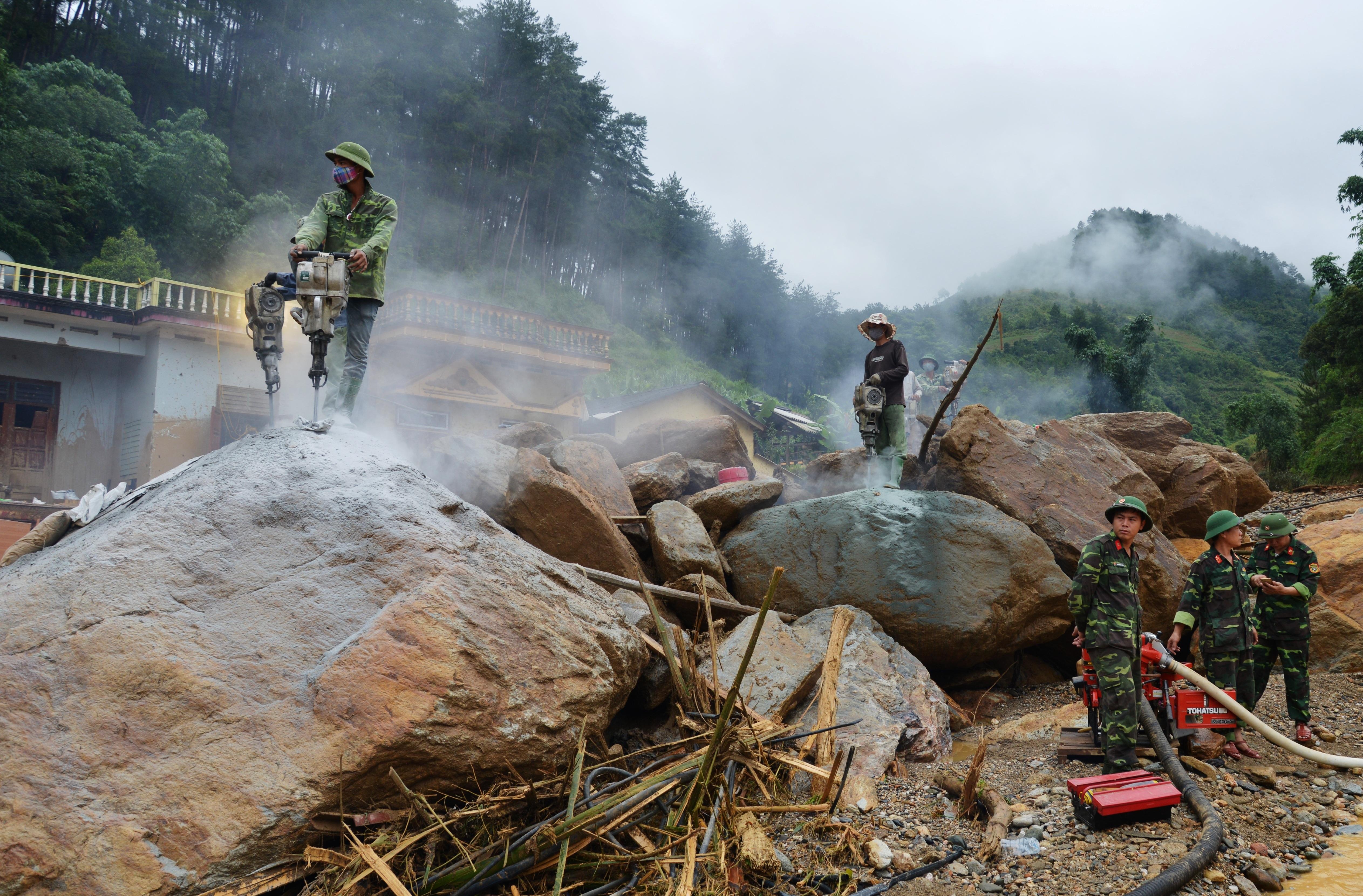 Khẩn trương cứu hộ, tích cực giúp dân 