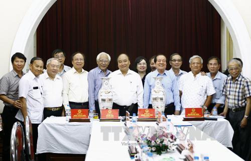 Luôn quan tâm, chăm lo phát triển sự nghiệp văn học nghệ thuật
