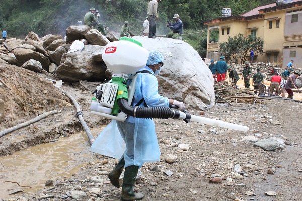Bảo đảm công tác khám chữa bệnh cho người dân trong mưa lũ