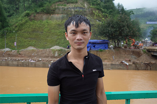 Cứu 3 mẹ con thoát khỏi cơn lũ dữ