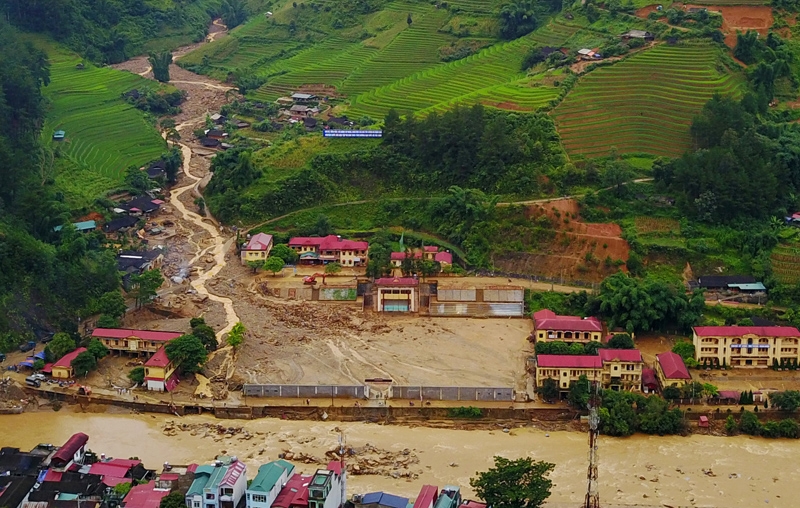 Lũ ống xé tan hoang nhà cửa, trường học...khu vực trung tâm thị trấn Mù Cang Chải.