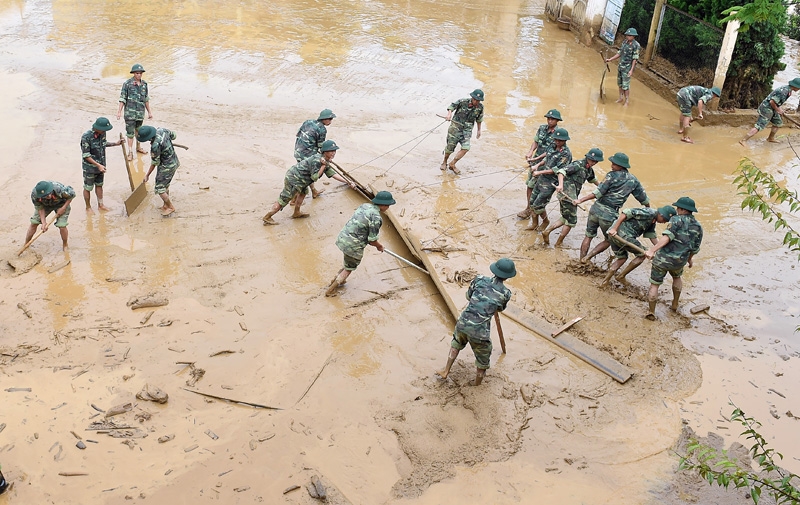 Lực lượng Bộ đội, Công an căng mình dọn dẹp sau lũ quét tại khu vực có nhiều bùn đất vùi lấp.