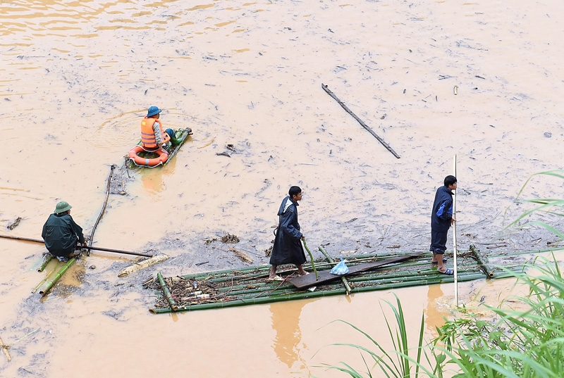 Các lực lượng vẫn đang tích cực tìm kiếm người mất tích ở các sông, hồ.