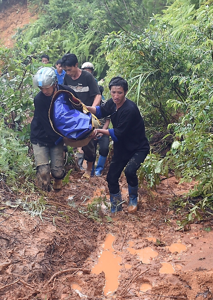 Gia đình anh Giàng A Mùa và chị Mùa Thị Sua ở xã Kim Nọi có hai con trai bị mất tích. Trong ảnh: Một trong hai cháu đã tìm thấy thi thể và được người thân đưa về mai táng.