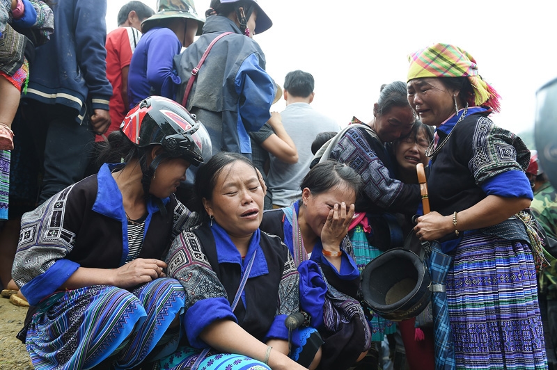 Nỗi đau mất mát của gia đình nạn nhân Giàng A Hù – một kỹ thuật viên đài Phát thanh, truyền hình huyện Mù Cang Chải bị lũ cuốn trôi.
