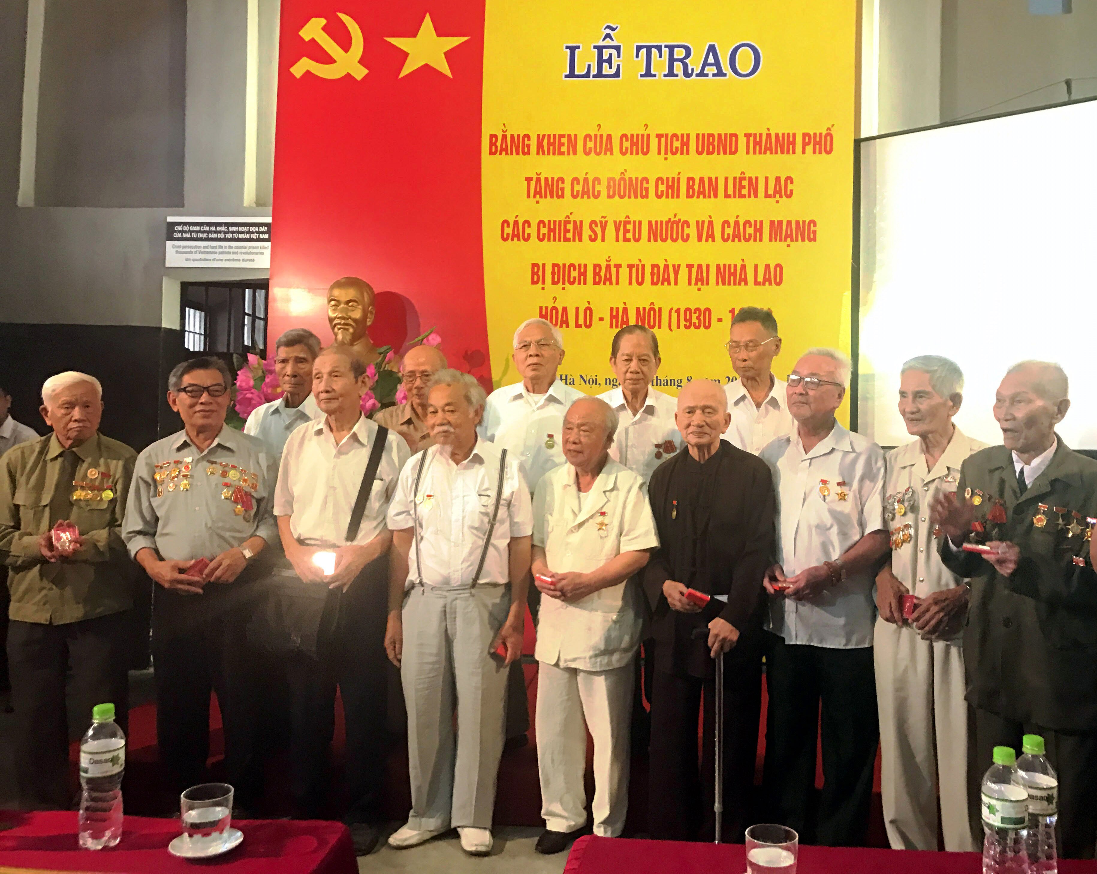 Trao bằng khen tặng 18 chiến sĩ cách mạng bị địch bắt tù đày tại Nhà lao Hỏa Lò - Hà Nội
