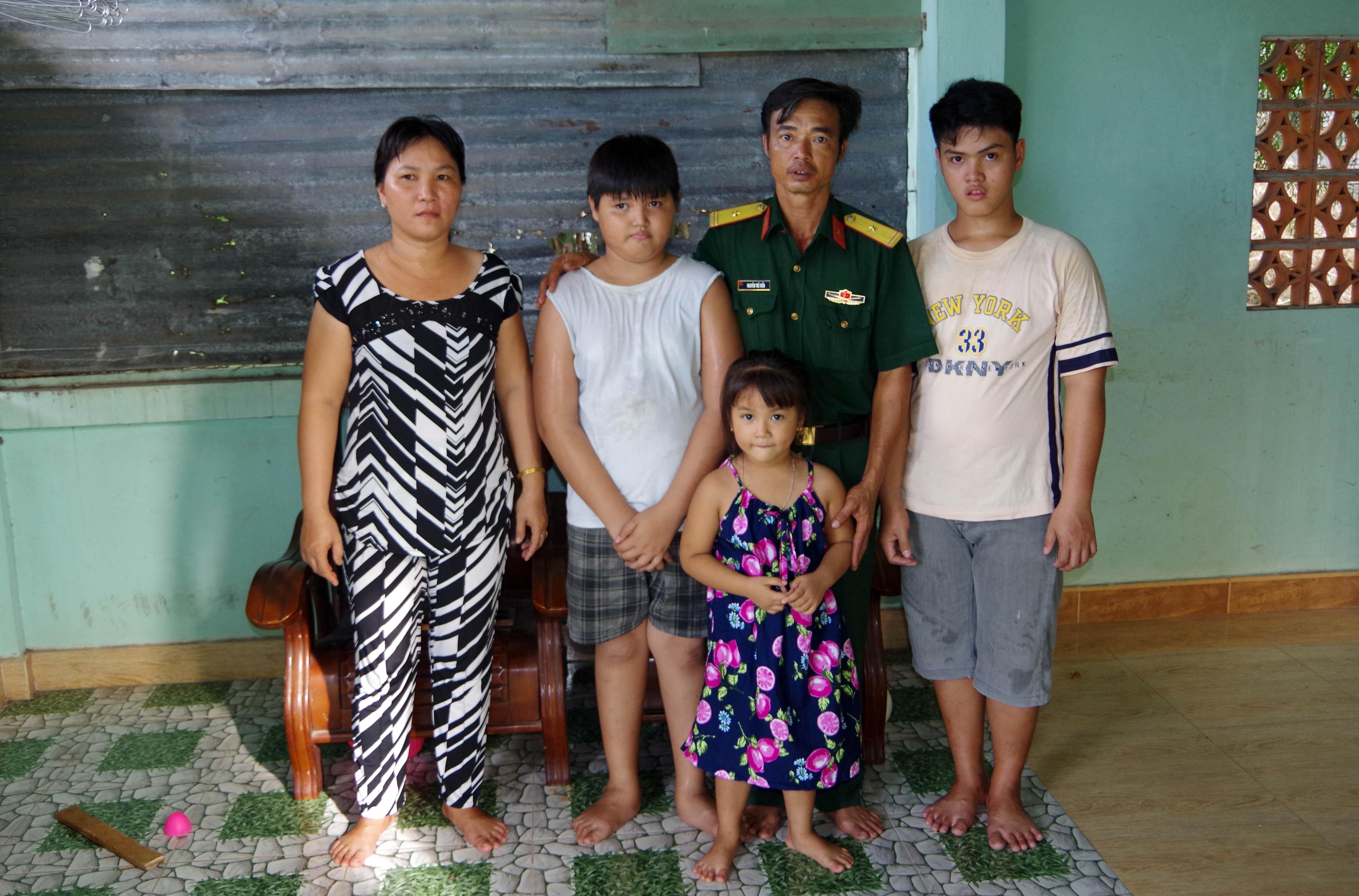 Gia đình quân nhân có ba con bị thiểu năng 
