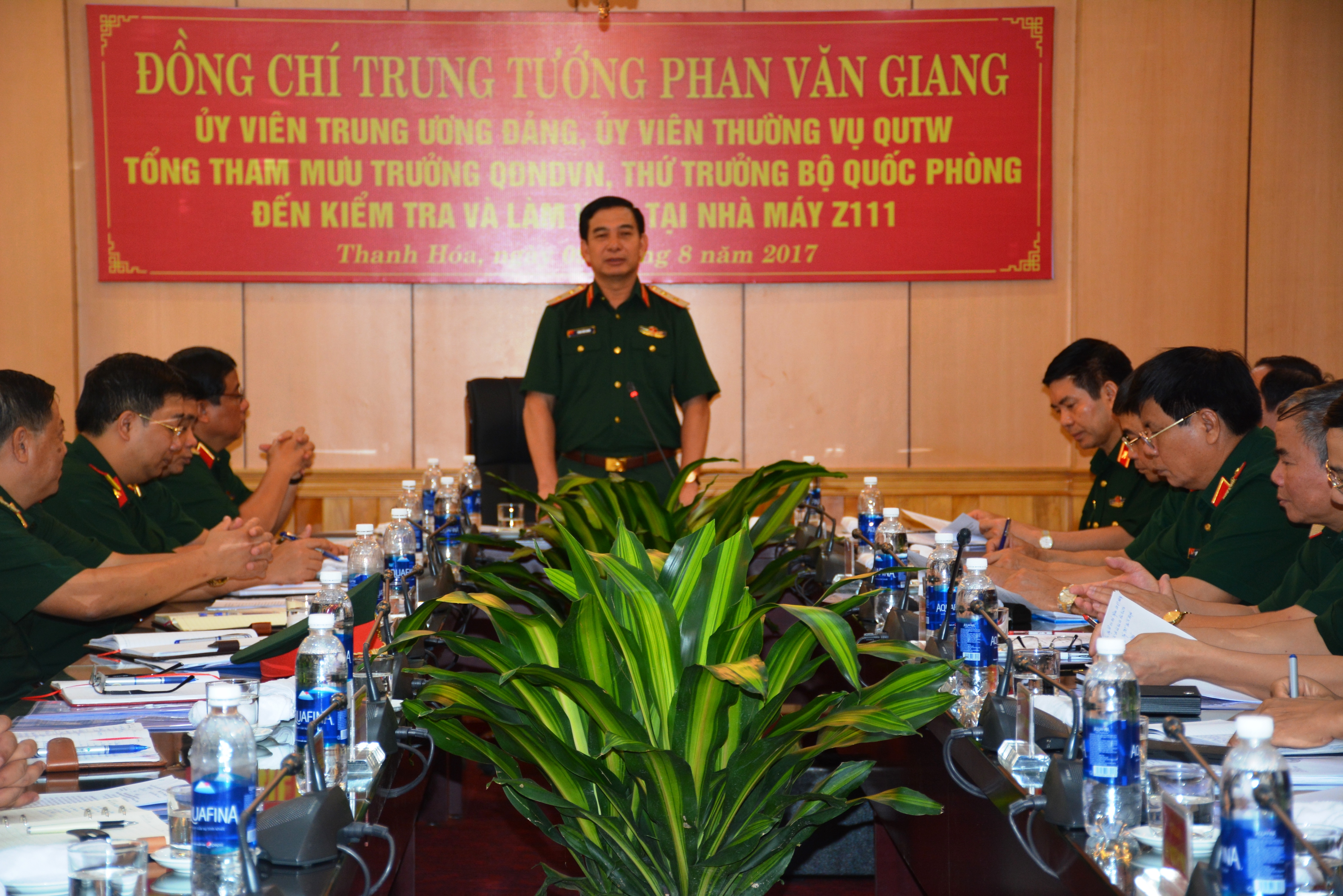 Trung tướng Phan Văn Giang làm việc tại Nhà máy Z111