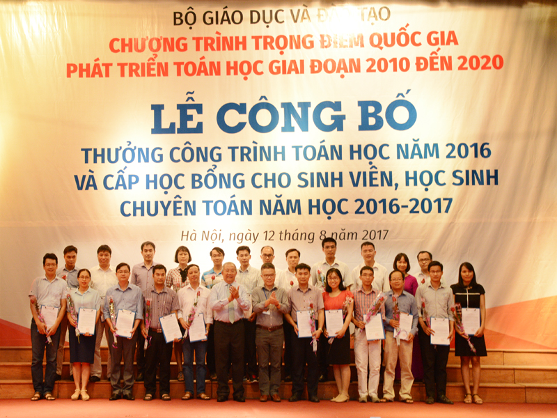 Trao gần 10 tỷ đồng thưởng công trình toán học và trao học bổng cho học sinh giỏi toán năm học 2016 - 2017