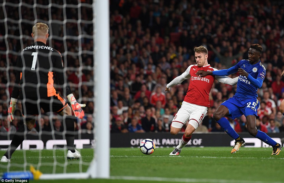Arsenal đánh bại Leicester trong “cơn mưa” bàn thắng