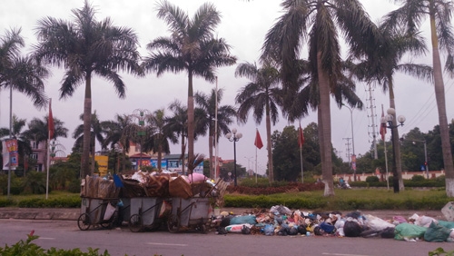 Khắp thị xã Sơn Tây ngập đầy rác thải, lo ngại dịch sốt xuất huyết bùng phát