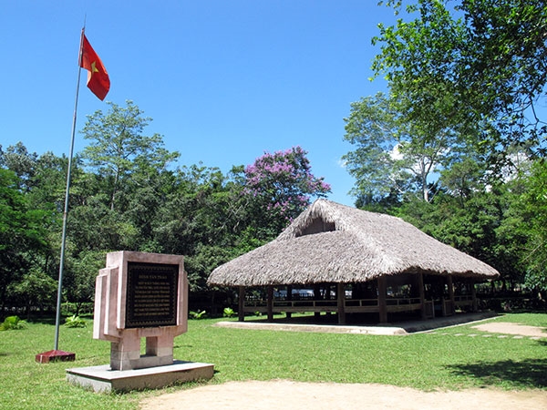 Đình Tân Trào thuộc thôn Tân Lập, xã Tân Trào, dựng năm 1853, với lối kiến trúc theo kiểu nhà sàn miền núi. Đình dựng lên nhằm đáp ứng nhu cầu tín ngưỡng và là nơi hội họp, sinh hoạt văn hóa của dân làng. Tại đây, Quốc dân đại hội đã họp thông qua lệnh Tổng khởi nghĩa giành chính quyền cách mạng trong cả nước, thông qua 10 chính sách lớn của Mặt trận Việt Minh và bầu ra Ủy ban Dân tộc giải phóng, quy định Quốc kỳ, Quốc ca của nước Việt Nam.