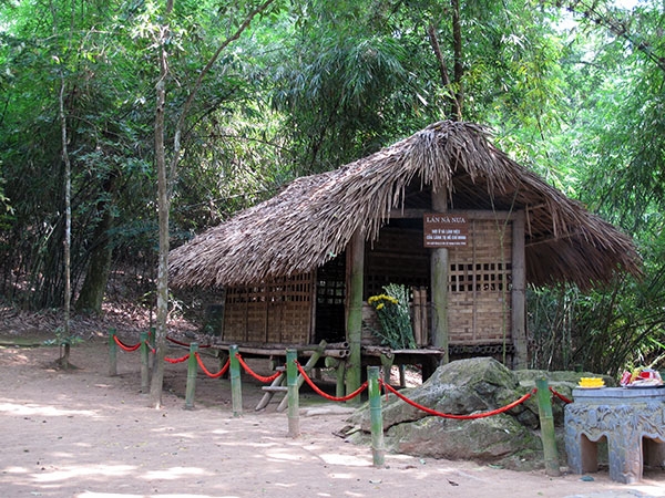 Lán Nà Nưa là nơi Bác Hồ ở và làm việc từ cuối tháng 5 đến cuối tháng 8-1945 để chuẩn bị cho cuộc Tổng khởi nghĩa. Lán được dựng bằng tre theo kiểu nhà sàn. Ngày 4-6-1945, tại nơi đây, Bác Hồ đã triệu tập Hội nghị cán bộ để chuẩn bị thành lập “Khu giải phóng, Quân giải phóng”, tiến tới Quốc dân Đại hội, Tổng khởi nghĩa. Hiện tại lán vẫn được bảo tồn và là điểm du lịch hấp dẫn du khách tham quan.