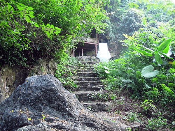 Di tích lán Hang Bòng thuộc thôn Bòng, xã Tân Trào, nằm ở lưng chừng dãy núi Bòng. Thời gian Bác Hồ ở và làm việc tại lán Hang Bòng từ tháng 5-1951 đến cuối năm 1952. Tại đây, Người đã lãnh đạo quân và dân cả nước giành thắng lợi lớn trong giai đoạn tổng phản công chiến lược, thay đổi cục diện chiến tranh.