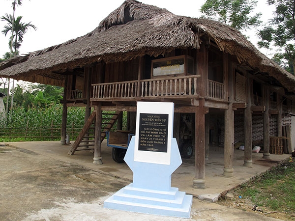 Ngôi nhà của ông Nguyễn Tiến Sự - Chủ nhiệm Việt Minh làng Kim Long (nay là làng Tân Lập). Ngôi nhà ở vị trí giữa làng Tân Lập, xã Tân Trào. Đây là nơi đã từng gắn liền với quá trình hoạt động cách mạng của Bác Hồ khi Người từ Pắc Bó, Cao Bằng về Tân Trào ngày 21-5-1945. Ngôi nhà không chỉ là một di tích lịch sử cách mạng mà còn có giá trị kiến trúc nhà sàn truyền thống tiêu biểu của dân tộc Tày ở Tân Trào, huyện Sơn Dương, tỉnh Tuyên Quang.