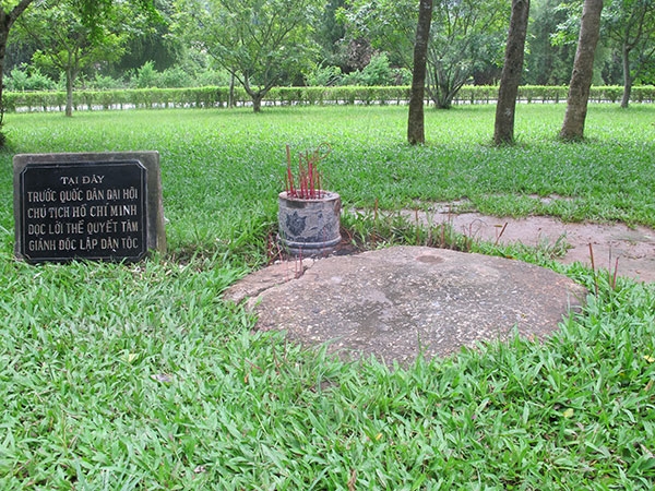 Hòn đá thề, nơi Chủ tịch Hồ Chí Minh đã đọc lời thề quyết tâm giành độc lập dân tộc.