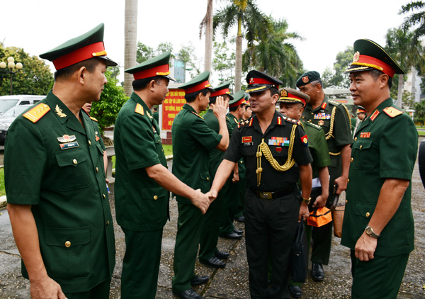 Đoàn Tùy viên Quân sự các nước tại Việt Nam thăm Trường Sĩ quan Pháo binh
