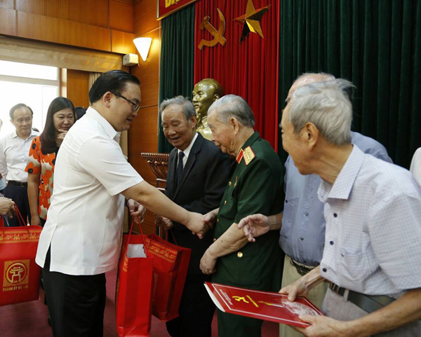 Gặp mặt thân mật chiến sĩ Việt Minh thành Hoàng Diệu