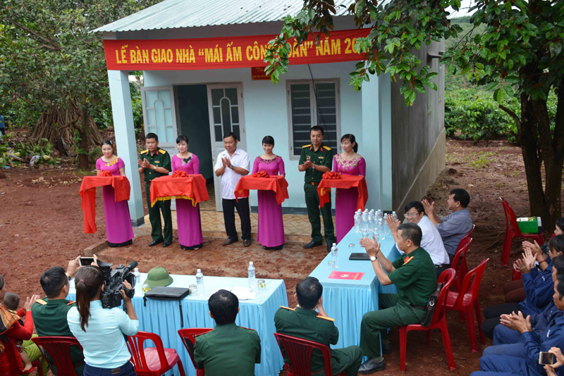 Công ty 75 trao tặng 2 ngôi nhà “Mái ấm Công đoàn”