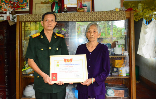 Trao kỷ niệm chương Mặt trận Vị Xuyên cho Liệt sĩ Nguyễn Văn Khuyên