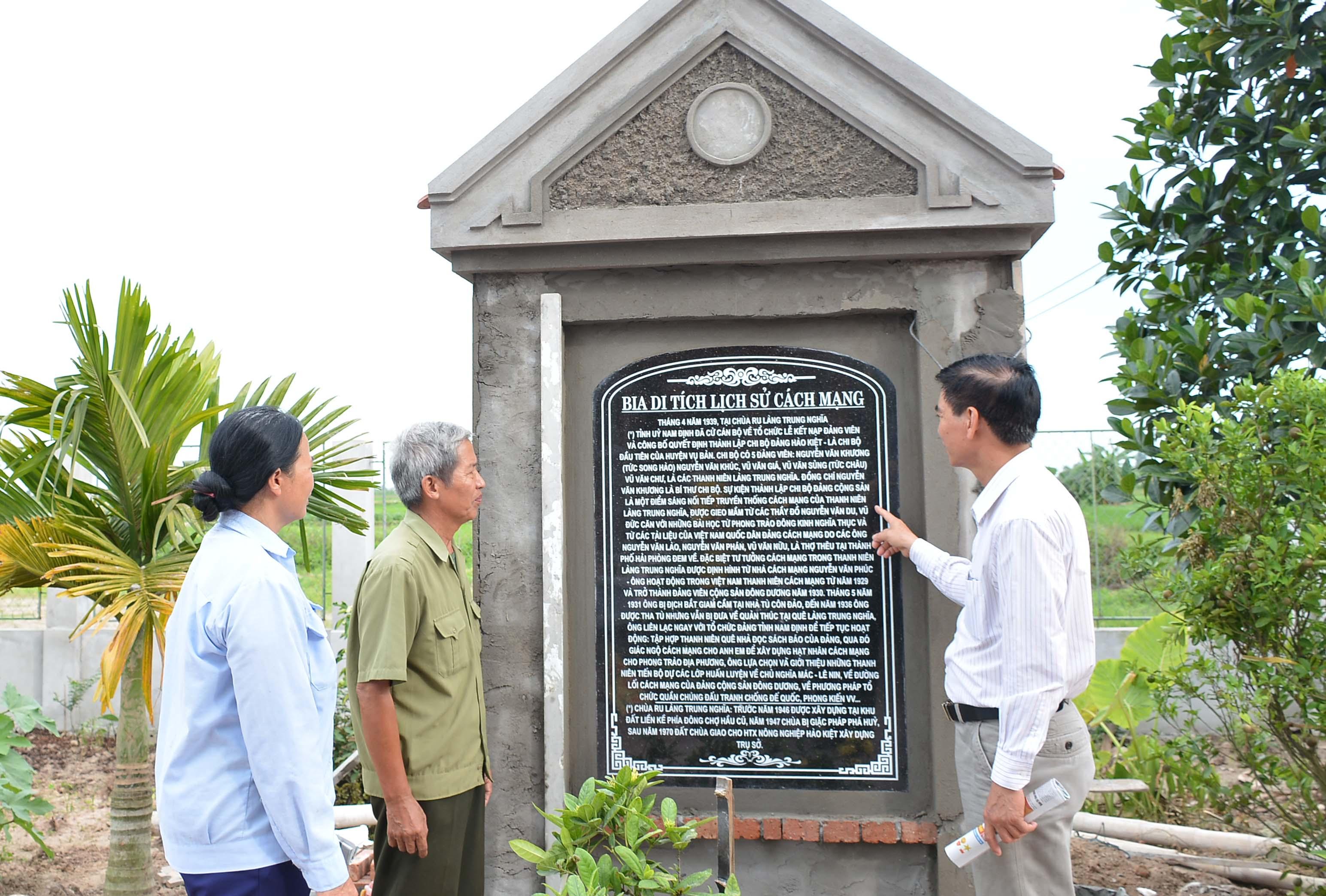 Người bí thư chi bộ đầu tiên
